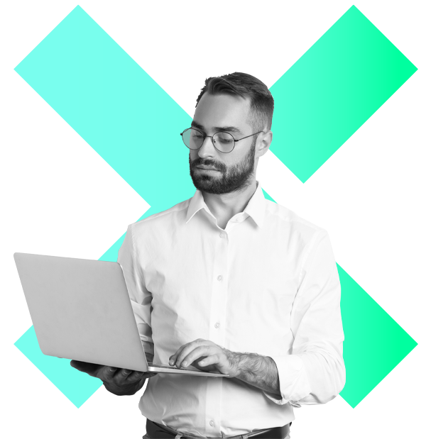 Un hombre revisando su computadora |  Business & Professional Services (BPS) | Kelly Services México