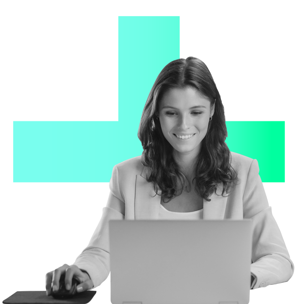 Joven mujer frente a la computadora sonriendo | Maquila de nómina | Kelly Services México