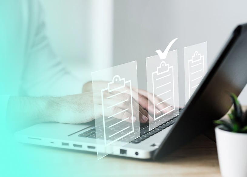 Acercamiento a una computadora manejando nómina | Kelly Services México