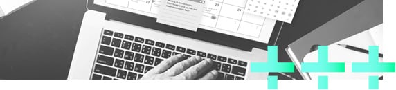 Acercamiento a un profesional trabajando en una computadora con calendario | Ciclo Completo RPO | Kelly Services México