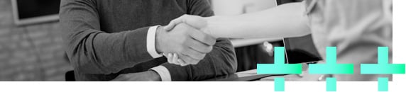 Manos estrechándose de una reclutadora y un profesional | Reclutamiento on Demand RPO | Kelly Services México