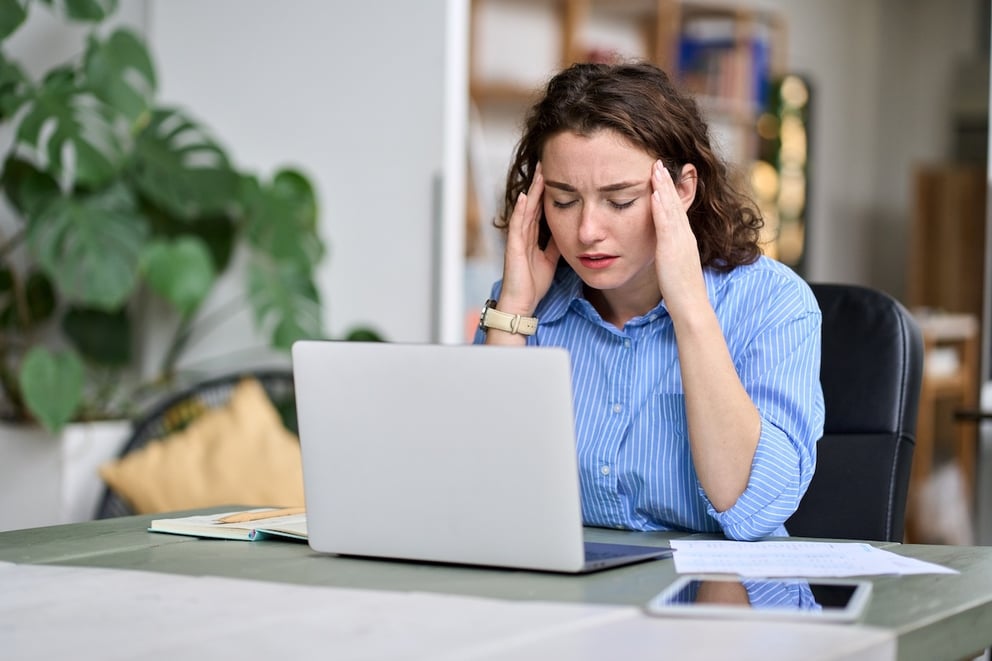 https://2259265.fs1.hubspotusercontent-na1.net/hubfs/2259265/estr%C3%A9s%20y%20el%20burnout%20en%20el%20trabajo.jpg